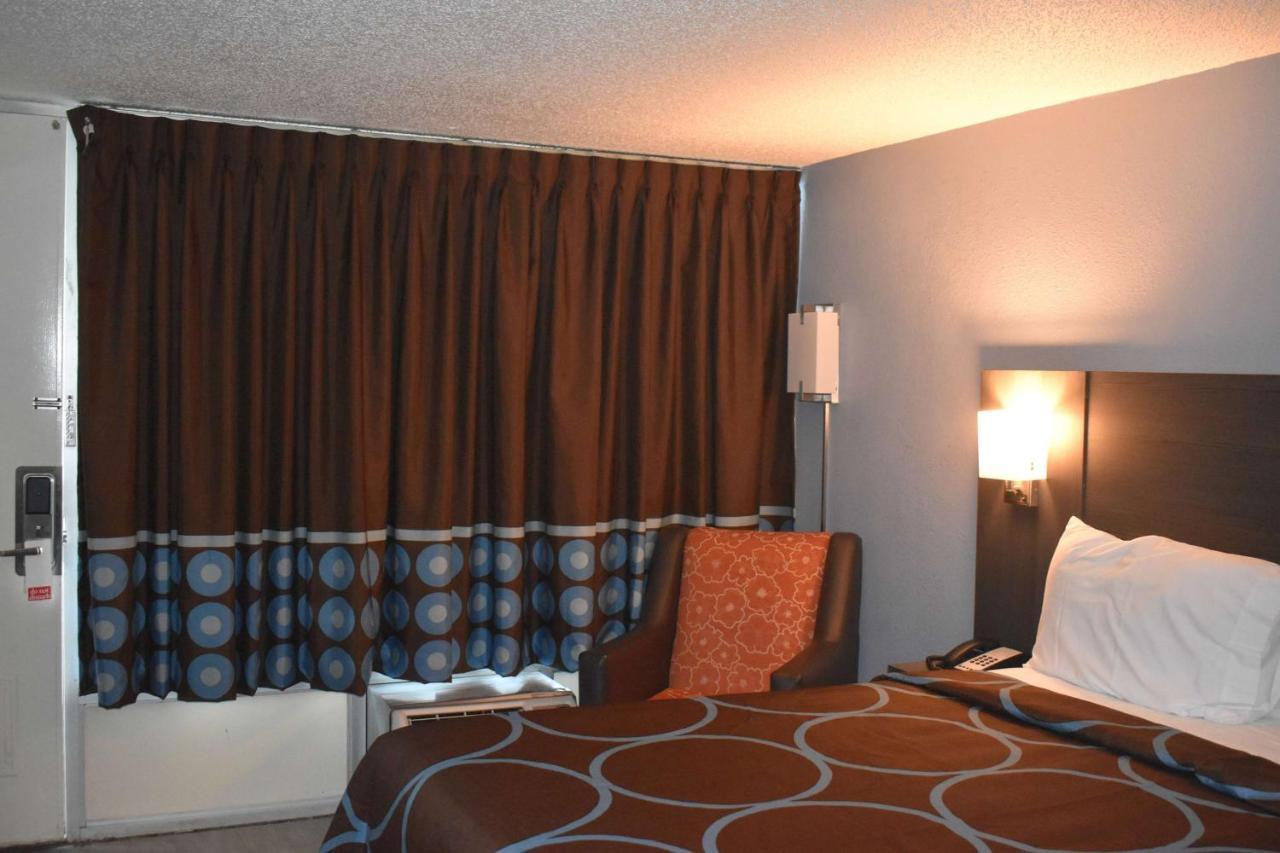 Super 8 By Wyndham Riverside Al Esterno foto