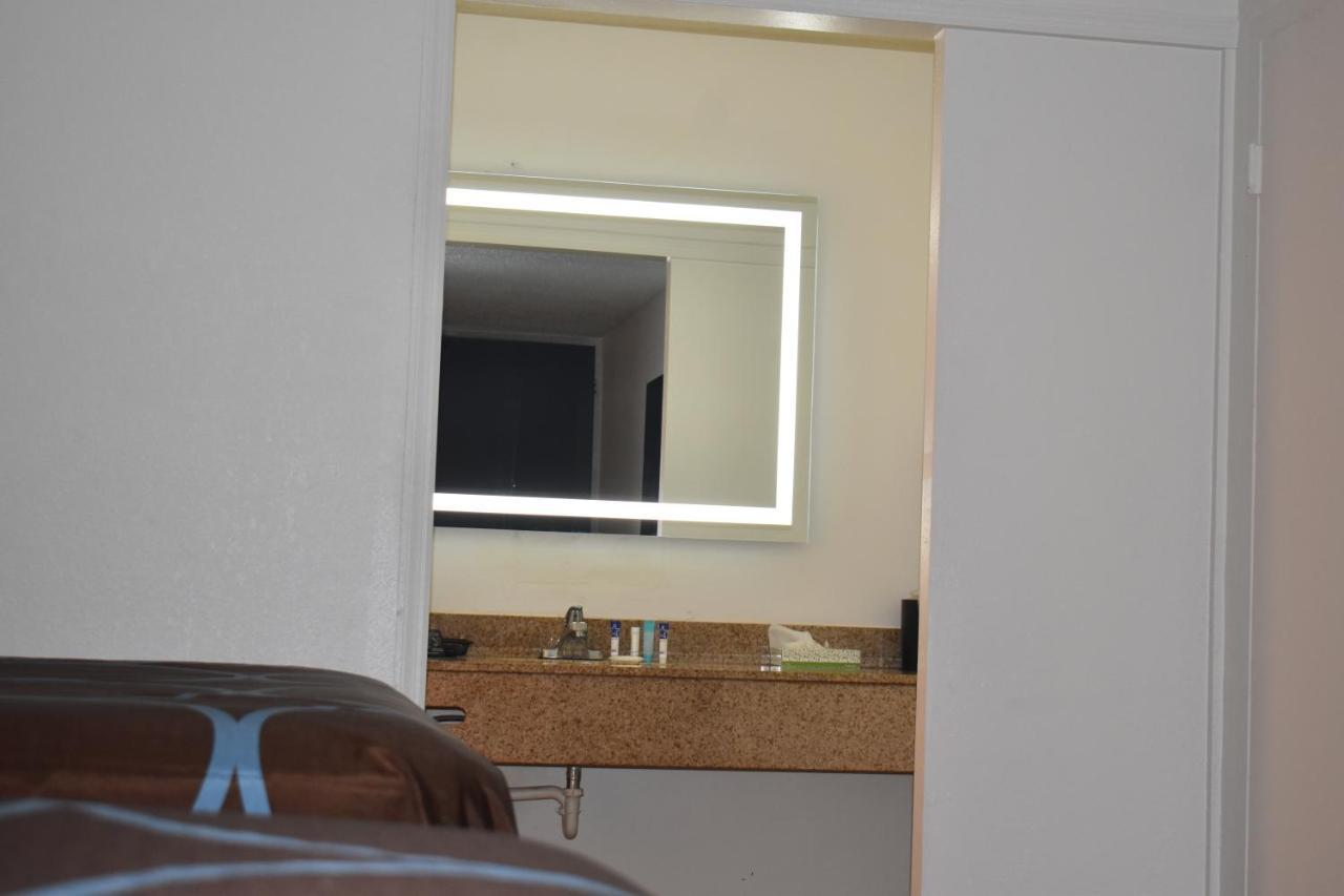 Super 8 By Wyndham Riverside Al Esterno foto
