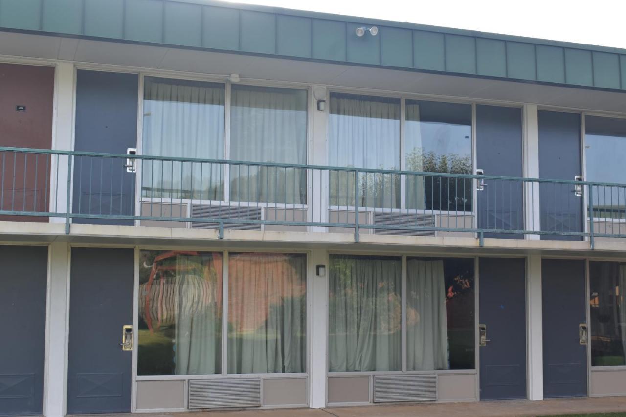 Super 8 By Wyndham Riverside Al Esterno foto