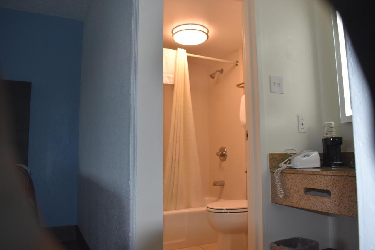Super 8 By Wyndham Riverside Al Esterno foto