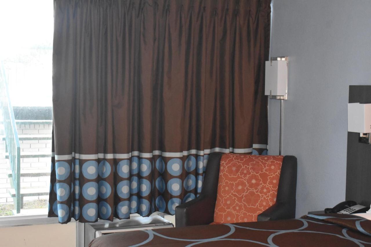 Super 8 By Wyndham Riverside Al Esterno foto