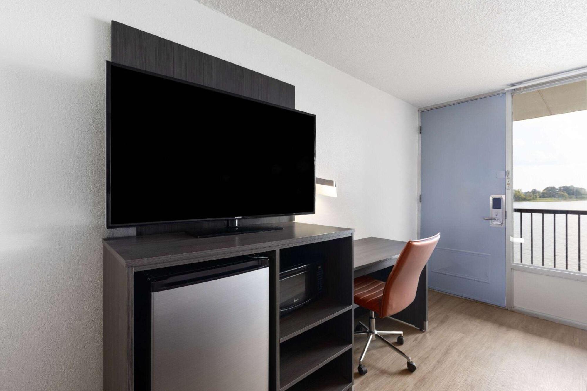 Super 8 By Wyndham Riverside Al Esterno foto