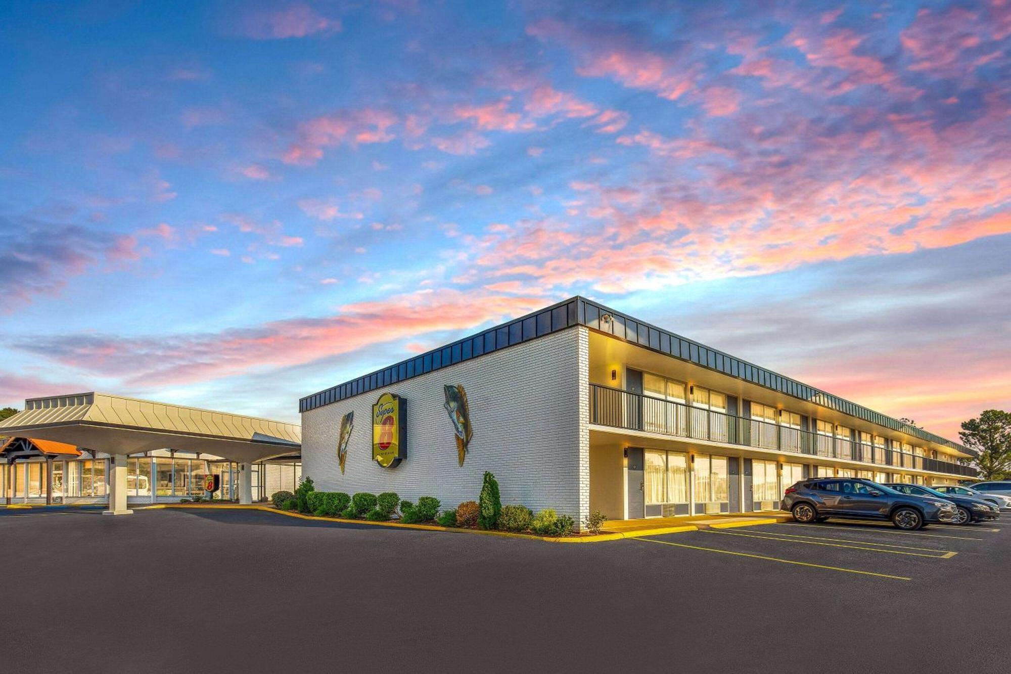 Super 8 By Wyndham Riverside Al Esterno foto