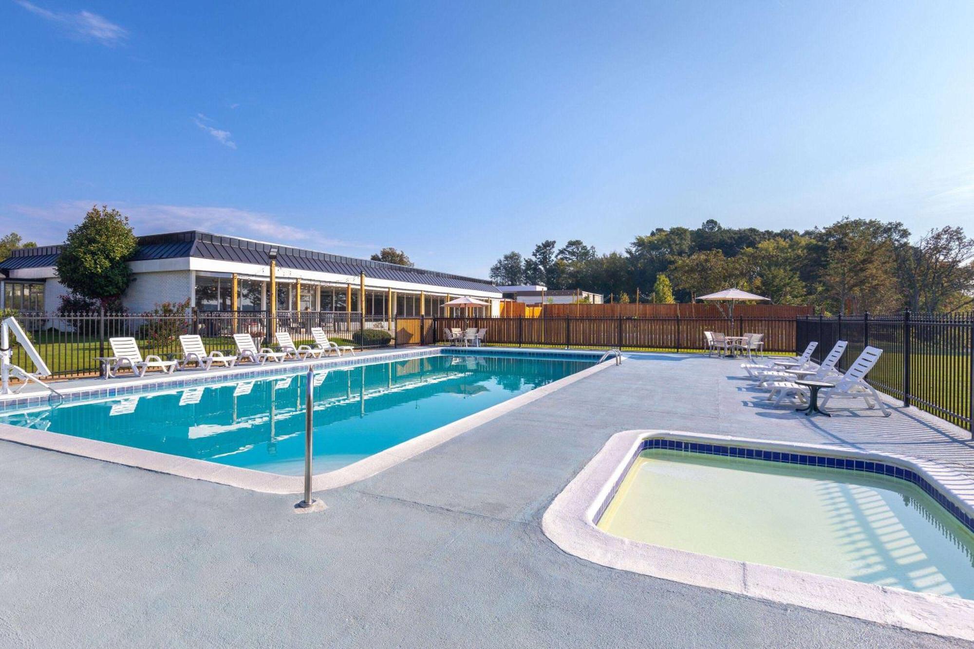 Super 8 By Wyndham Riverside Al Esterno foto