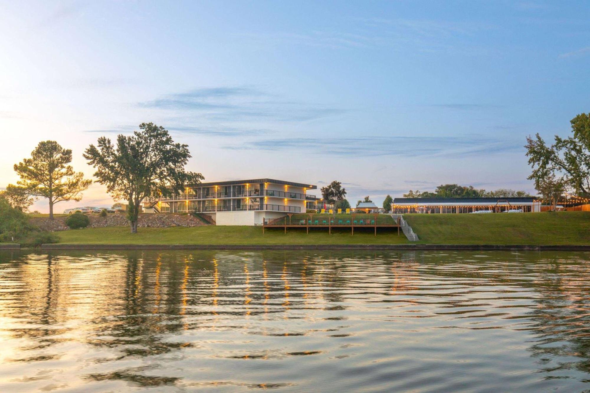 Super 8 By Wyndham Riverside Al Esterno foto